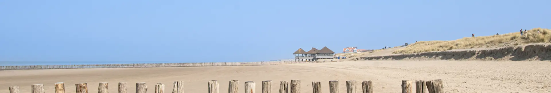 Strand zicht palen paviljoen blauwe lucht